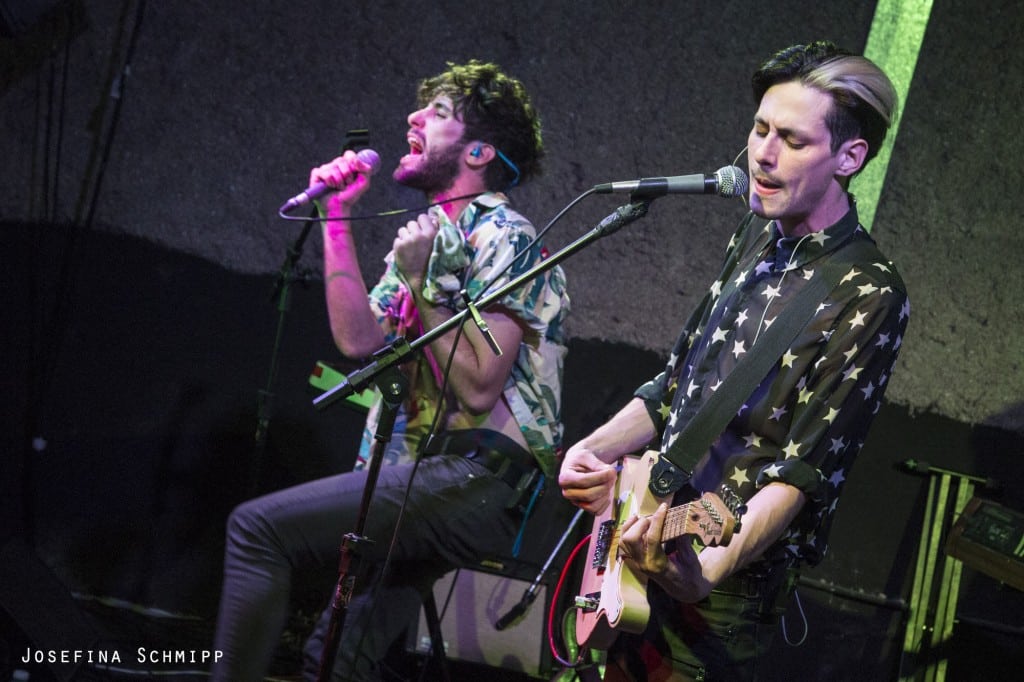 Intrépidos Navegantes pasó por Beat Flow - La banda rosarino-bonaerense Intrépidos Navegantes despidió el 2014 en Buenos Aires en el boliche Beat Flow. El cuarteto cuenta con Maxi Calvo y Matias Medina (voces y guitarras), Kevin Borensztein (bajo y teclados) y Agustín Leiva (batería). En el recital lo acompañaron bandas amigas: Doby y Francisca y los Exploradores. La banda tuvo un excelente año lleno de premios y de reconocimiento por colegas y tocaron en importantes festivales como el Personal Fest y el Lollapalooza. intrepidos navegantes