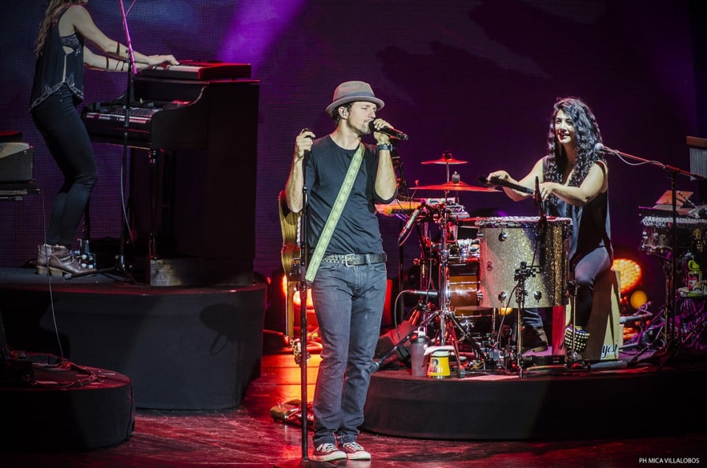Jason Mraz pasó por el Gran Rex con su ¡Yes! Tour - Luego de cinco años, el cantautor estadounidense Jason Mraz, volvió a Buenos Aires para presentar su último álbum de estudio en un show acústico junto a su banda femenina Raining Jane. jason1