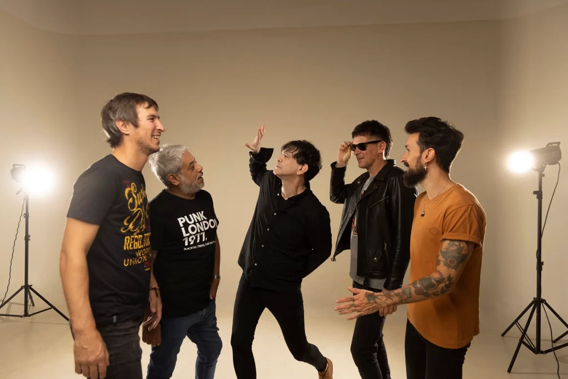 Jóvenes Pordioseros - Los Jóvenes Pordioseros es una banda que se formó inicialmente en el barrio de Lugano, en 1993. Sus primeros integrantes tenían en ese momento entre 15 y 16 años y estaban dando sus primeros pasos en la música. Ni siquiera contaban con instrumentos propios, por lo que los ensayos dependían de conseguirlos prestados. Ese año debutan en el Teatro Arpegios, y siguen por Arlequines, el Manicomio, el Circo, varios pubs y reuniones. Jóvenes Pordioseros
