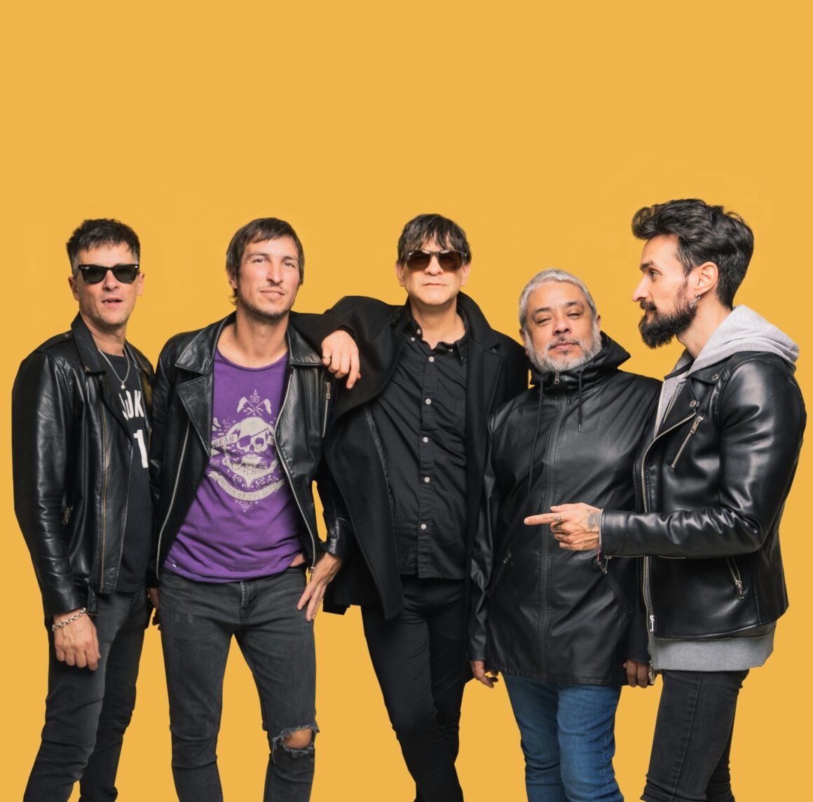 Jóvenes Pordioseros - Los Jóvenes Pordioseros es una banda que se formó inicialmente en el barrio de Lugano, en 1993. Sus primeros integrantes tenían en ese momento entre 15 y 16 años y estaban dando sus primeros pasos en la música. Ni siquiera contaban con instrumentos propios, por lo que los ensayos dependían de conseguirlos prestados. Ese año debutan en el Teatro Arpegios, y siguen por Arlequines, el Manicomio, el Circo, varios pubs y reuniones. Jóvenes Pordioseros