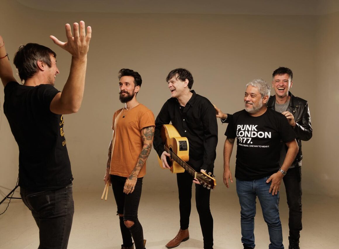 Jóvenes Pordioseros - Los Jóvenes Pordioseros es una banda que se formó inicialmente en el barrio de Lugano, en 1993. Sus primeros integrantes tenían en ese momento entre 15 y 16 años y estaban dando sus primeros pasos en la música. Ni siquiera contaban con instrumentos propios, por lo que los ensayos dependían de conseguirlos prestados. Ese año debutan en el Teatro Arpegios, y siguen por Arlequines, el Manicomio, el Circo, varios pubs y reuniones. Jóvenes Pordioseros