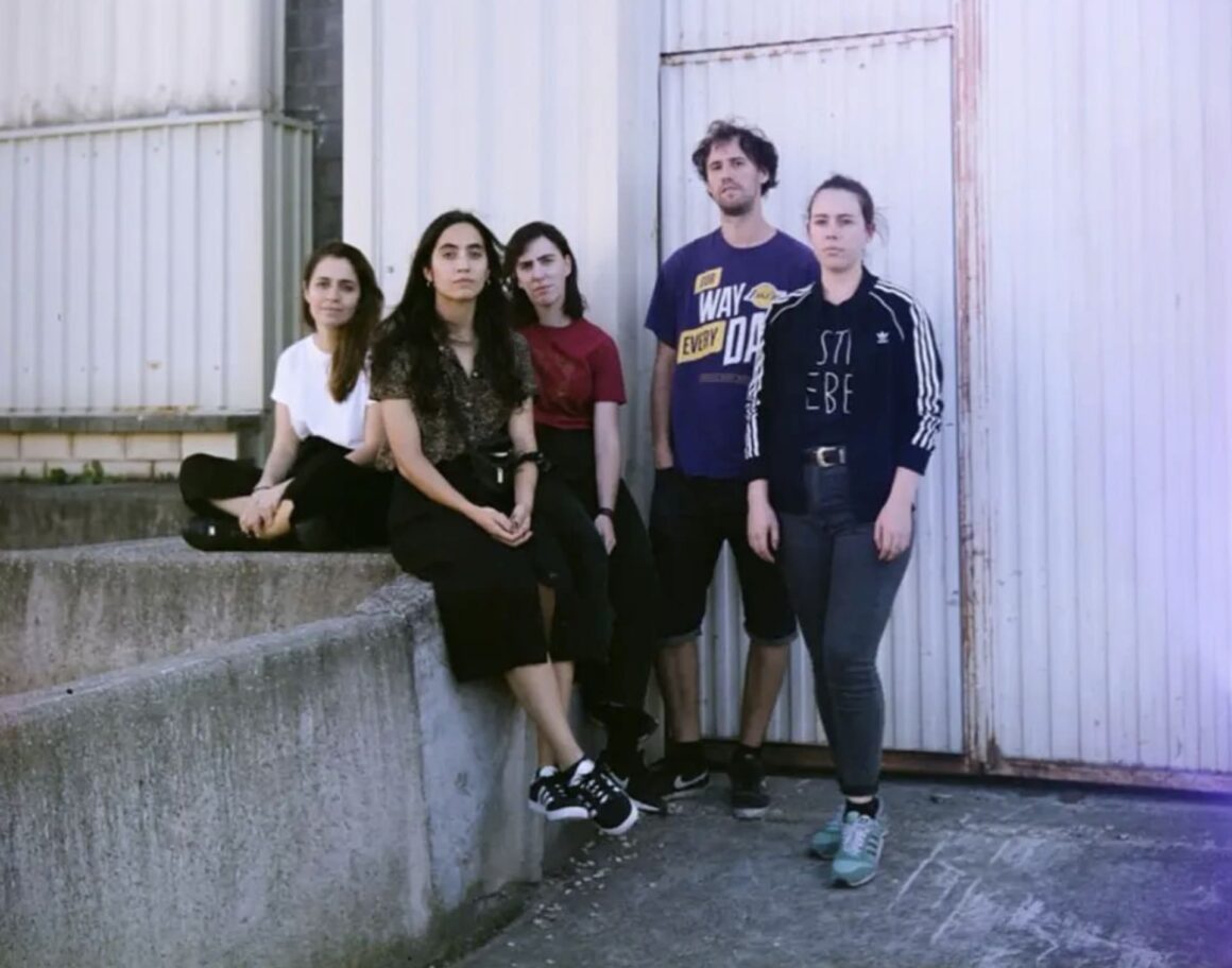 Las Ligas Menores - Las Ligas Menores es una banda oriunda del barrio porteño de Caballito, que comenzó a andar a fines de 2011. En febrero de 2012 lanzaron su primer EP, llamado "El disco suplente". El material fue producido por Tom Quintans de Bestia Bebé, y publicado para libre descarga en Laptra Discos. Las Ligas Menores