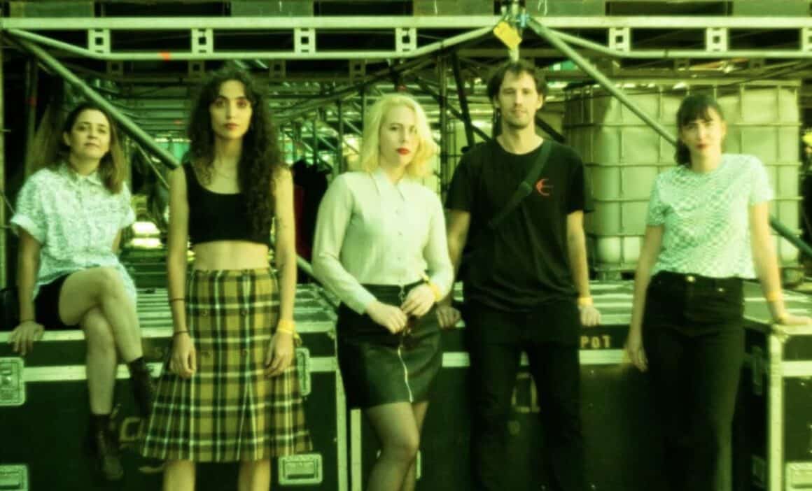 Las Ligas Menores - Las Ligas Menores es una banda oriunda del barrio porteño de Caballito, que comenzó a andar a fines de 2011. En febrero de 2012 lanzaron su primer EP, llamado "El disco suplente". El material fue producido por Tom Quintans de Bestia Bebé, y publicado para libre descarga en Laptra Discos. Las Ligas Menores