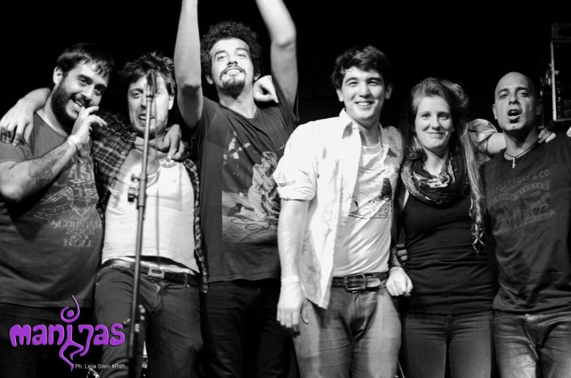 Manijas - Para finales del 2011 el disco ya estaba listo (Mastering de Mario Breuer incluido), 10 canciones donde se destacan "Bucarest", "Tomates Cliqueados", "La Escondida" y "La Estampita de Pugliese", es un disco de rock, funk, canciones, estilos variados, bases movedizas, guitarras que vienen y van, texturas muy distintas entre tema y tema, había nacido en género "MANIJA". Todo ese año siguieron tocando cada vez mas y la gente se empezaba a preguntar ¿quienes eran esos locos que tocan en todos lados y se la pasan pegando calcomanías? Manijas