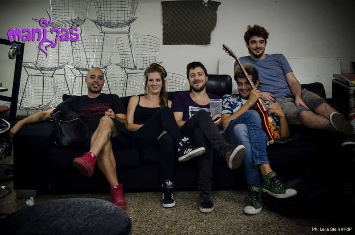 Manijas - Para finales del 2011 el disco ya estaba listo (Mastering de Mario Breuer incluido), 10 canciones donde se destacan "Bucarest", "Tomates Cliqueados", "La Escondida" y "La Estampita de Pugliese", es un disco de rock, funk, canciones, estilos variados, bases movedizas, guitarras que vienen y van, texturas muy distintas entre tema y tema, había nacido en género "MANIJA". Todo ese año siguieron tocando cada vez mas y la gente se empezaba a preguntar ¿quienes eran esos locos que tocan en todos lados y se la pasan pegando calcomanías? Manijas