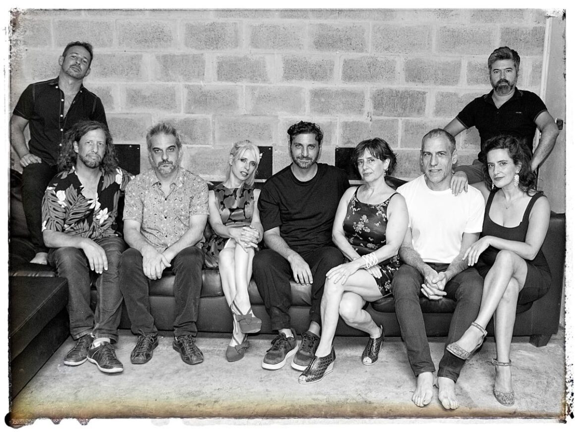 Me darás mil hijos - La trayectoria de este grupo se remonta allá por 2001, cuando los hermanos Fernández, Gustavo Semmartin, Carolina Flechner y el ex-Cornelio y Visitantes Federico Ghazarossian se unieron en pos de una experimentación sonora que dio como resultado la necesidad de incorporar nuevos instrumentistas. Me darás mil hijos
