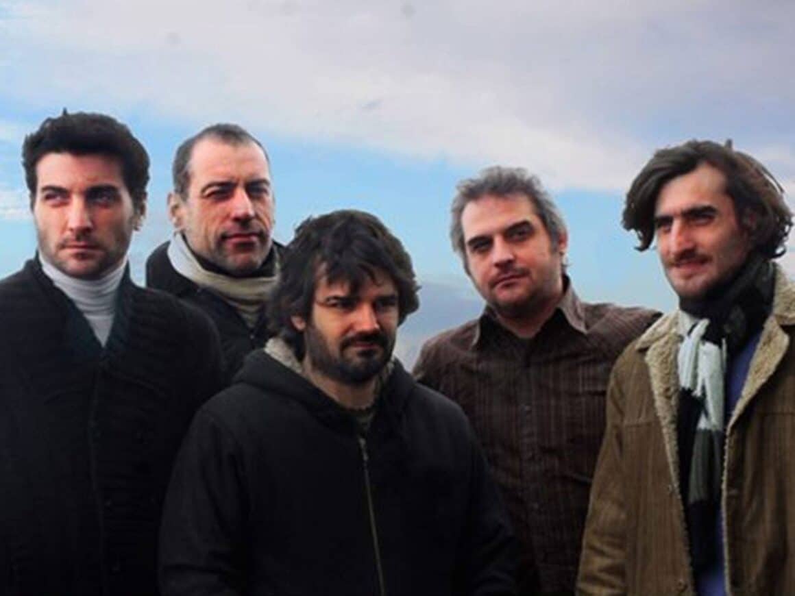Me darás mil hijos - La trayectoria de este grupo se remonta allá por 2001, cuando los hermanos Fernández, Gustavo Semmartin, Carolina Flechner y el ex-Cornelio y Visitantes Federico Ghazarossian se unieron en pos de una experimentación sonora que dio como resultado la necesidad de incorporar nuevos instrumentistas. Me darás mil hijos