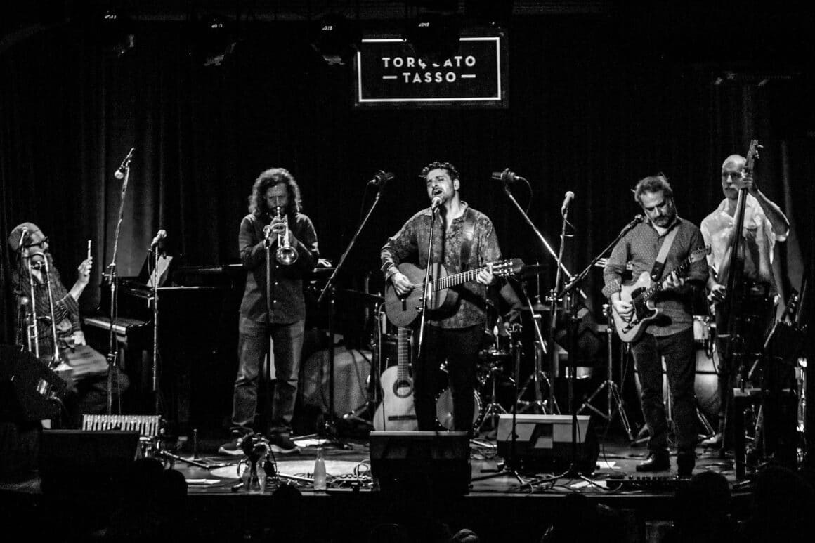 Me darás mil hijos - La trayectoria de este grupo se remonta allá por 2001, cuando los hermanos Fernández, Gustavo Semmartin, Carolina Flechner y el ex-Cornelio y Visitantes Federico Ghazarossian se unieron en pos de una experimentación sonora que dio como resultado la necesidad de incorporar nuevos instrumentistas. Me darás mil hijos