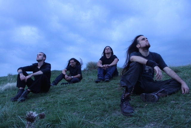 Quiénes son: Osario - Osario es una banda de metal en el más amplio sentido del término. Fue formada en el año 2000 en Ituzaingó por los hermanos Mariano y Hernán Martinez - bajo y batería y voces respectivamente -, y es completada desde 2005 por Fernando Musso y Mariano Perret en guitarras y voces. La banda se encuentra en plena presentación de 'Secular', su primer disco larga duración, editado en 2012. osario