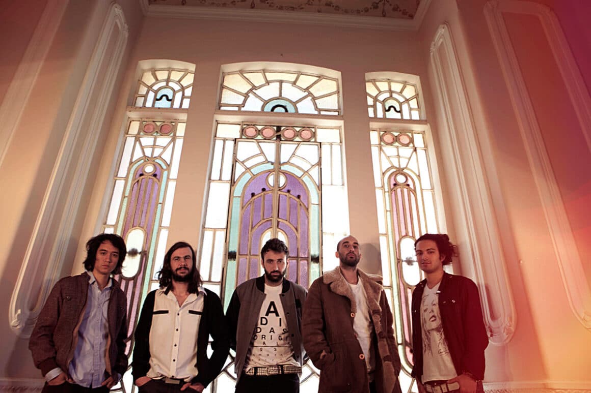 París París Musique - Paris Paris nace a principios del año 2007, cuando cuatro músicos de la ciudad de Córdoba proyectaban bajo el concepto rock bailable lo que hoy es una marca para el pop-rock local. Paris Paris Musique