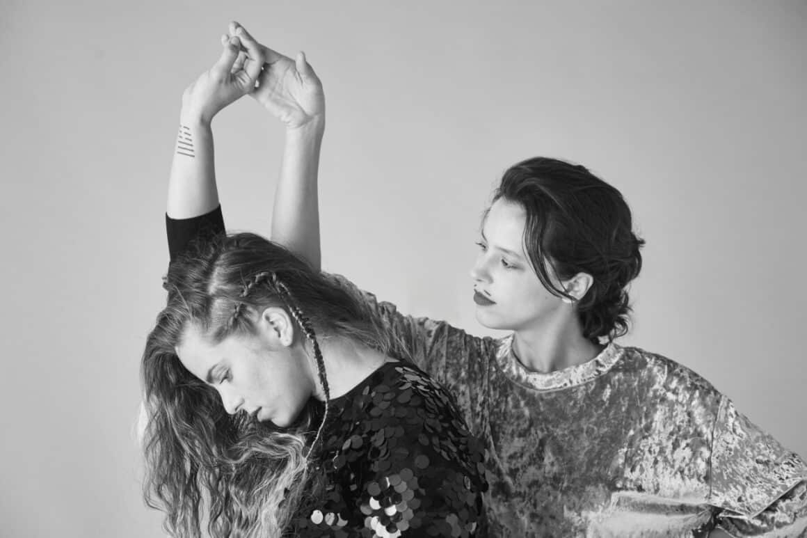 Perotá Chingó - Perotá Chingó nace a finales del año 2011 a raíz de un viaje por las costas uruguayas de dos chicas argentinas, Julia Ortiz y Dolores Aguirre, que viajarn hacia allá para desconectarse un poco de la vida urbana en la localidad de Cabo Polonio. No planearon armar una banda, sino que "la idea era hacer música para mantenernos en el viaje y nada más". También sin proponerse demasiado, un atardecer registraron un video mientras cantaban la canción "Ríe chinito", y la vida les cambió para siempre: en muy poco tiempo tuvo un millón de reproducciones en Youtube. "Fue una sincronía de un montón de factores. Pocho estaba en el lugar justo. Nosotras también. Fue como si se acomodoran varios hilos para que estuviéramos ahí y se generara todo esto. El video ni siquiera lo subimos nosotros. Pasaron un montón de cosas misteriosas y que son lindas que no tengan explicación. Las personas que lo vieron por primera vez no entendían que era lo que los atrapaba tanto. Algo las absorbió", recuerdan. Pocho es Pocho Álvarez, otro turista que vacacionaba por ahí con su cámara. Las escuchó y les pidió si podía grabarlas. Perotá Chingó