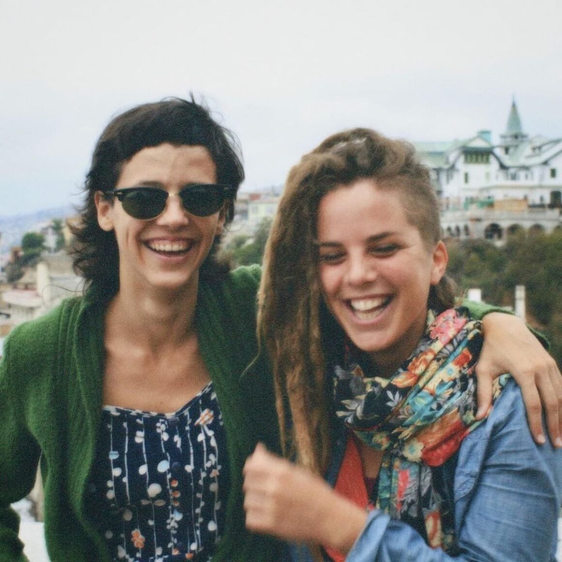 Perotá Chingó - Perotá Chingó nace a finales del año 2011 a raíz de un viaje por las costas uruguayas de dos chicas argentinas, Julia Ortiz y Dolores Aguirre, que viajarn hacia allá para desconectarse un poco de la vida urbana en la localidad de Cabo Polonio. No planearon armar una banda, sino que "la idea era hacer música para mantenernos en el viaje y nada más". También sin proponerse demasiado, un atardecer registraron un video mientras cantaban la canción "Ríe chinito", y la vida les cambió para siempre: en muy poco tiempo tuvo un millón de reproducciones en Youtube. "Fue una sincronía de un montón de factores. Pocho estaba en el lugar justo. Nosotras también. Fue como si se acomodoran varios hilos para que estuviéramos ahí y se generara todo esto. El video ni siquiera lo subimos nosotros. Pasaron un montón de cosas misteriosas y que son lindas que no tengan explicación. Las personas que lo vieron por primera vez no entendían que era lo que los atrapaba tanto. Algo las absorbió", recuerdan. Pocho es Pocho Álvarez, otro turista que vacacionaba por ahí con su cámara. Las escuchó y les pidió si podía grabarlas. Perotá Chingó