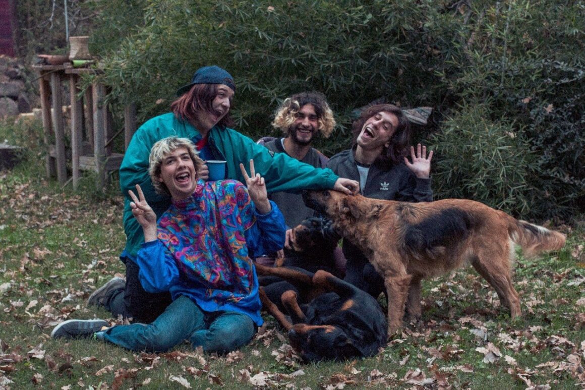 Perras on the Beach - "Takashi" es un videotour que fue registrado entre noviembre 2018 y julio 2019 por los propios integrantes de la banda y algunos amigos, a través de sus teléfonos celulares, de manera espontánea. El soundtrack documental de cuatro temas fue publicado en Youtube y en Spotify. Perras on the Beach