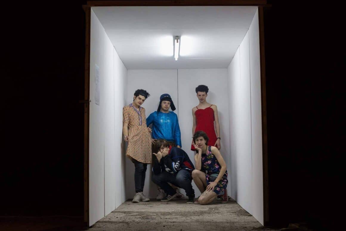 Perras on the Beach - "Takashi" es un videotour que fue registrado entre noviembre 2018 y julio 2019 por los propios integrantes de la banda y algunos amigos, a través de sus teléfonos celulares, de manera espontánea. El soundtrack documental de cuatro temas fue publicado en Youtube y en Spotify. Perras on the Beach