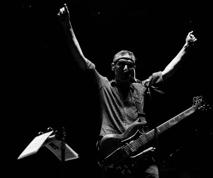 Skay por Beilinson - Es un martes por la tarde y Eduardo Skay Beilinson se encuentra en su antigua casa de Palermo. Abre la puerta con una sonrisa en la cara. Saludo y palmada en la espalda de por medio, invita a pasar. Después de dar cuatro pasos en su vivienda, doblamos a la izquierda e ingresamos en una sala de ensayo. En el centro, hay dos sillas enfrentadas, una pava eléctrica y un mate. A unos pocos centímetros de las sillas se encuentra la mítica SG roja, la guitarra que lo acompaña desde sus comienzos en Patricio Rey y Los Redonditos de Ricota. skay 3 flc