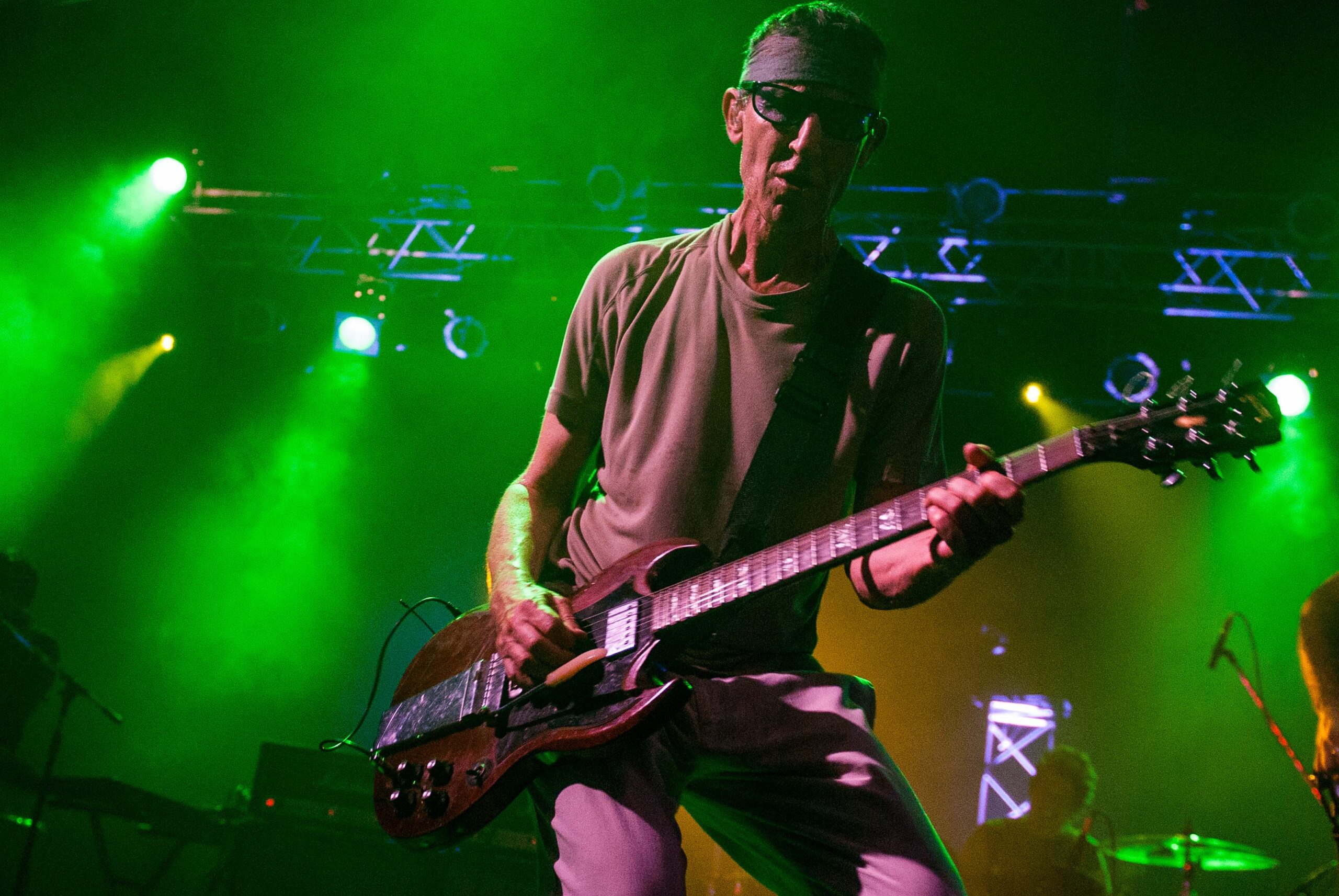 Skay por Beilinson - Es un martes por la tarde y Eduardo Skay Beilinson se encuentra en su antigua casa de Palermo. Abre la puerta con una sonrisa en la cara. Saludo y palmada en la espalda de por medio, invita a pasar. Después de dar cuatro pasos en su vivienda, doblamos a la izquierda e ingresamos en una sala de ensayo. En el centro, hay dos sillas enfrentadas, una pava eléctrica y un mate. A unos pocos centímetros de las sillas se encuentra la mítica SG roja, la guitarra que lo acompaña desde sus comienzos en Patricio Rey y Los Redonditos de Ricota. skay 4 cato scaled