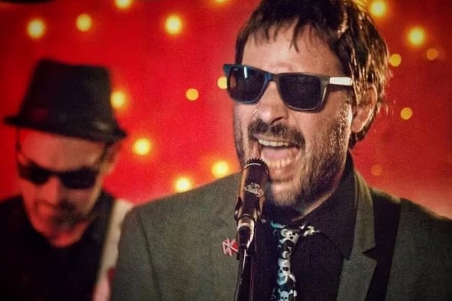 Murió Tomy Loiseau, de Mamushkas - El vocalista y guitarrista Tomás Loiseau, líder de la banda Mamushkas e hijo del dibujante e historietista Caloi, murió esta madrugada durante un show que daba en un local de Almagro, según informaron hoy a Télam fuentes médicas y policiales de la Ciudad. Tomás Loiseau