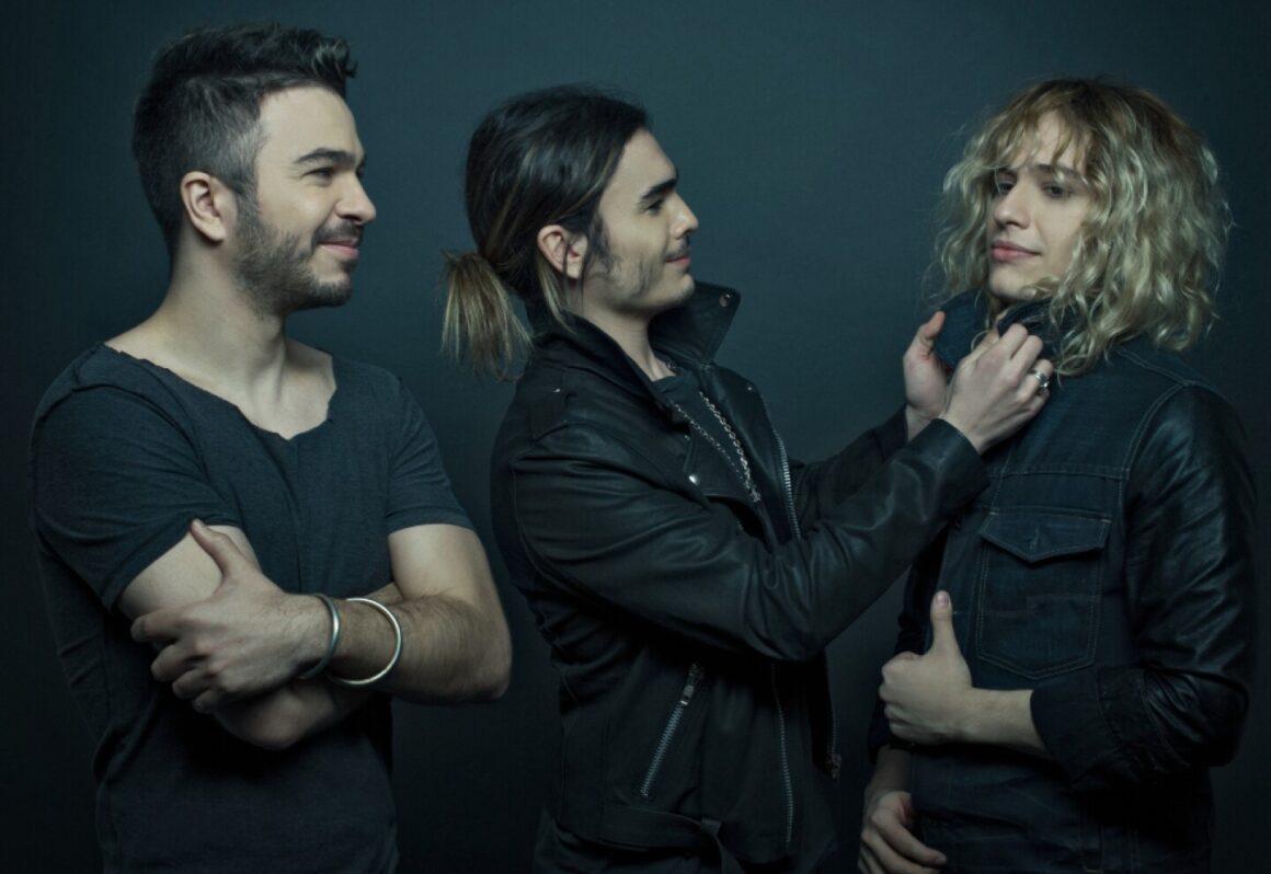 Airbag - La placa debut de Airbag también trajo consigo la premiacion de la cadena MTV como banda revelacion en el 2004 y por la revista Rolling Stone por el mismo rubro. Airbag