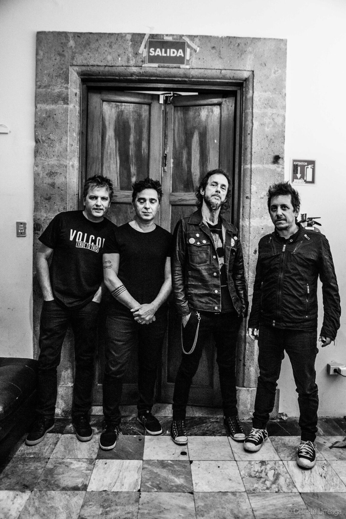 Vetamadre - Vetamadre es un cuarteto que se forma en el 1996 como continuación de Veta Madre. Se consolidaron en 1997 con la incorporación de Julio Breshnev en guitarras y voz. Vetamadre