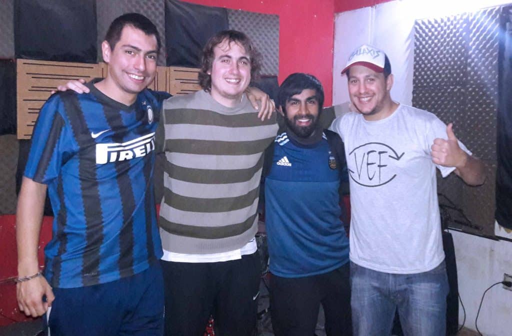 Vuelta en falso: amigos, rock y un camino con mucho por recorrer - Vuelta en Falso está a punto de entrar a estudios para registrar lo que será su segundo disco. vuelta en falso