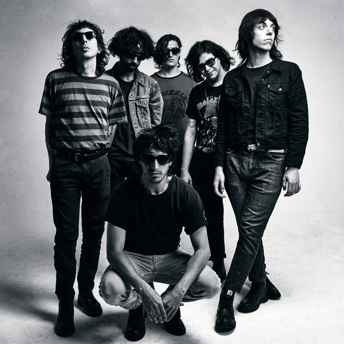Winona Riders - Winona Riders se formó en 2018 con Ariel Mirabal (voz y guitarra), Ricardo Morales (guitarra y coros), Mauro Arenas (sintetizador y teclado), Santiago Vidiri (bajo), Gabriel Torres (percusión), y Francisco Cirillo (batería). Su debut en los escenarios se materializó en 2019, y fue en 2022 cuando presentaron su ópera prima, el sencillo "Dopamina". El grupo, en su propuesta musical, navega desde un enfoque de rock más convencional hacia territorios menos convencionales y más estimulantes, explorando géneros como el noise rock o el kraut rock. Winona Riders. Foto: Martina Cavaleri
