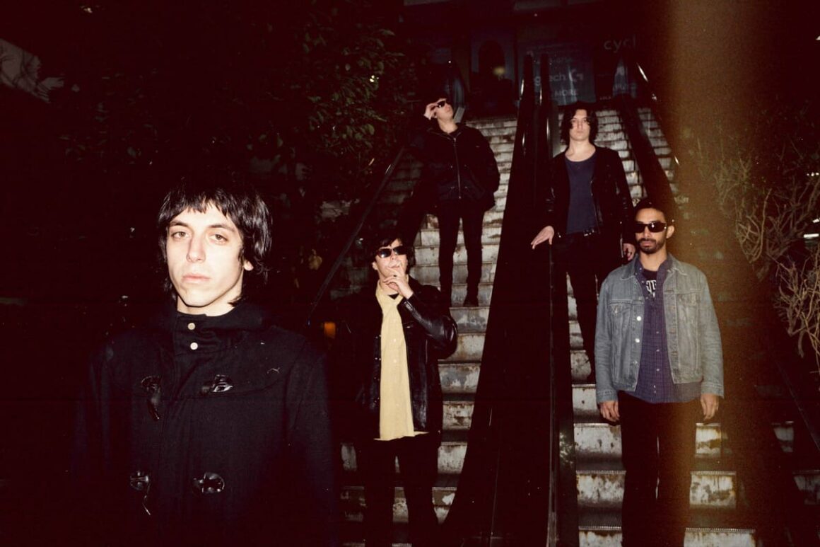 Winona Riders - Winona Riders se formó en 2018 con Ariel Mirabal (voz y guitarra), Ricardo Morales (guitarra y coros), Mauro Arenas (sintetizador y teclado), Santiago Vidiri (bajo), Gabriel Torres (percusión), y Francisco Cirillo (batería). Su debut en los escenarios se materializó en 2019, y fue en 2022 cuando presentaron su ópera prima, el sencillo "Dopamina". El grupo, en su propuesta musical, navega desde un enfoque de rock más convencional hacia territorios menos convencionales y más estimulantes, explorando géneros como el noise rock o el kraut rock. winona riders 1