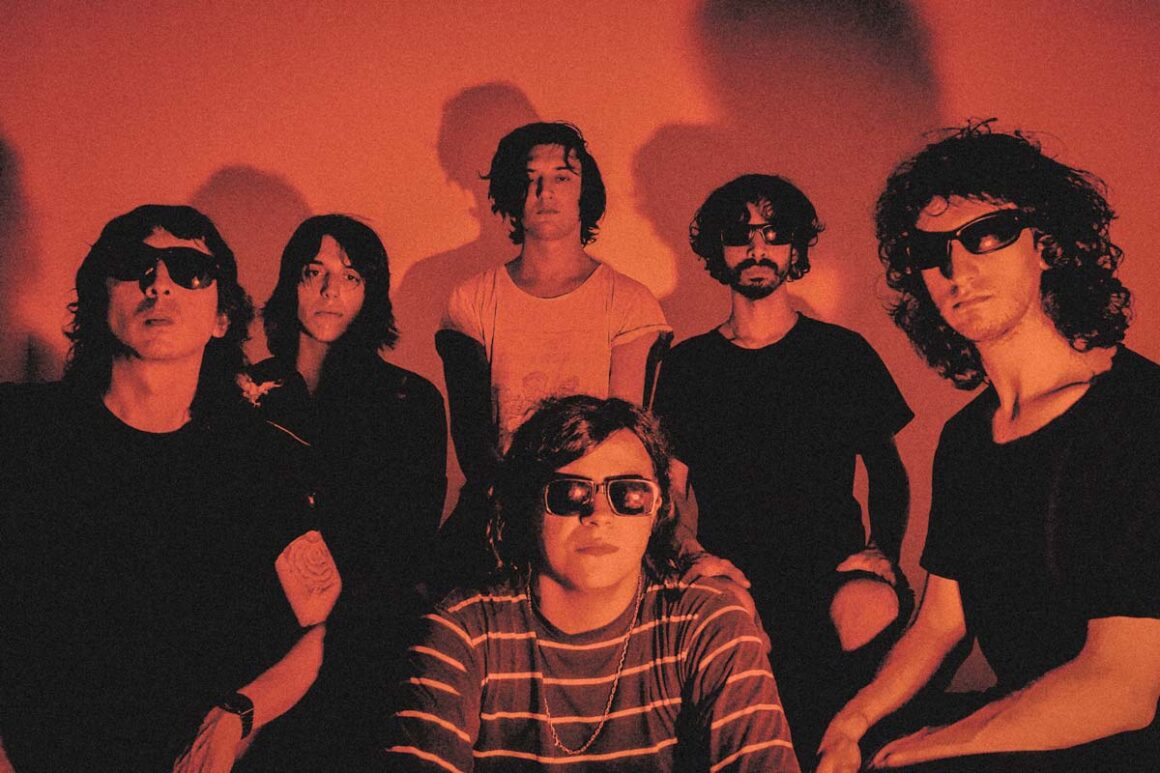 Winona Riders - Winona Riders se formó en 2018 con Ariel Mirabal (voz y guitarra), Ricardo Morales (guitarra y coros), Mauro Arenas (sintetizador y teclado), Santiago Vidiri (bajo), Gabriel Torres (percusión), y Francisco Cirillo (batería). Su debut en los escenarios se materializó en 2019, y fue en 2022 cuando presentaron su ópera prima, el sencillo "Dopamina". El grupo, en su propuesta musical, navega desde un enfoque de rock más convencional hacia territorios menos convencionales y más estimulantes, explorando géneros como el noise rock o el kraut rock. Winona Riders. Foto: Agustina Feller