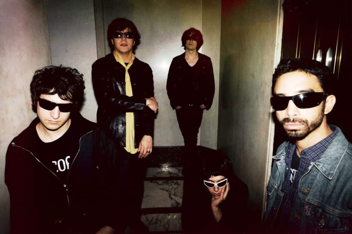 Winona Riders - Winona Riders se formó en 2018 con Ariel Mirabal (voz y guitarra), Ricardo Morales (guitarra y coros), Mauro Arenas (sintetizador y teclado), Santiago Vidiri (bajo), Gabriel Torres (percusión), y Francisco Cirillo (batería). Su debut en los escenarios se materializó en 2019, y fue en 2022 cuando presentaron su ópera prima, el sencillo "Dopamina". El grupo, en su propuesta musical, navega desde un enfoque de rock más convencional hacia territorios menos convencionales y más estimulantes, explorando géneros como el noise rock o el kraut rock. winona riders 2