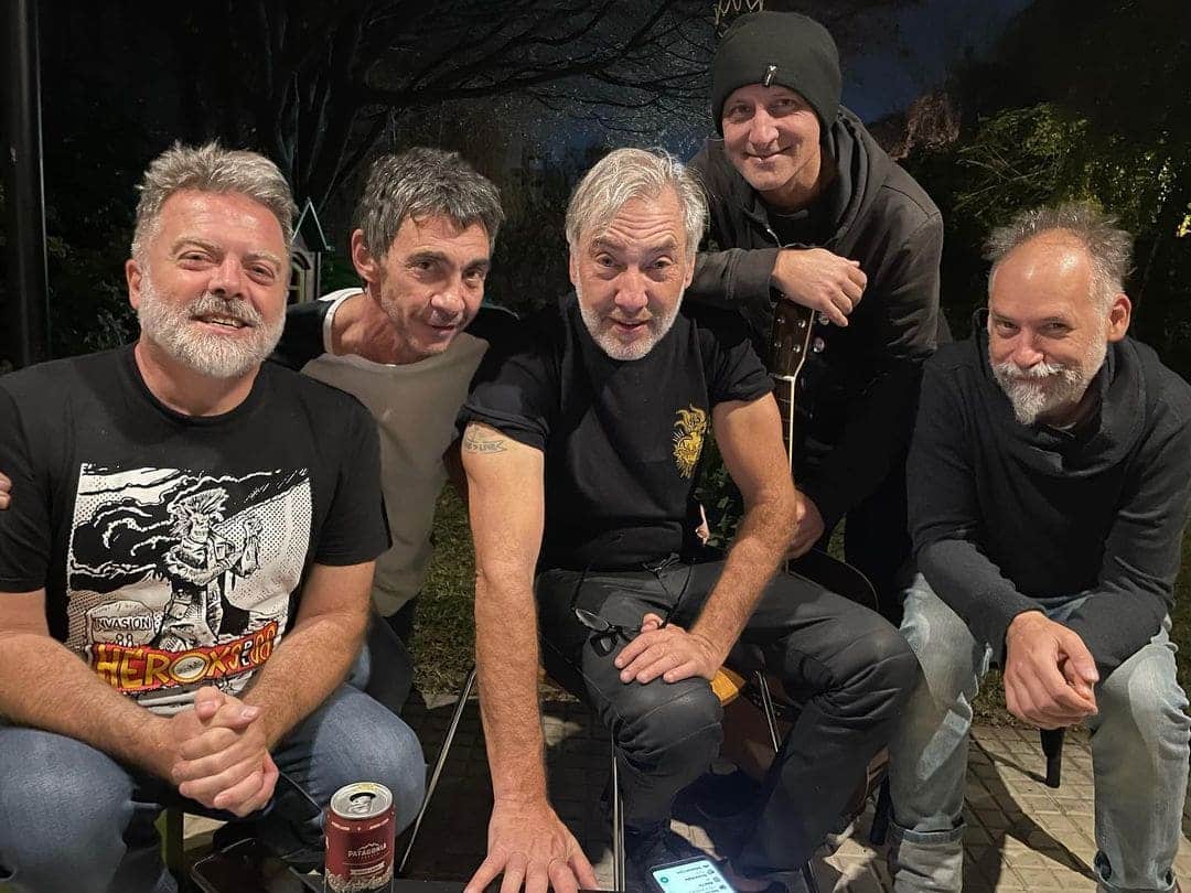 The Oligarcs: "Somos el ‘permitido’ de Los Pericos" - El cantante y guitarrista de Los Pericos habla de The Oligarcs con un cariño enorme: el de la banda de amigos. Para ellos cinco, este proyecto representa volver al potrero con sus compañeros de toda la vida. The Oligarcs
