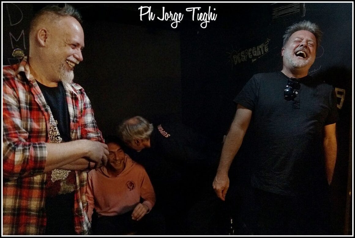 The Oligarcs: "Somos el ‘permitido’ de Los Pericos" - El cantante y guitarrista de Los Pericos habla de The Oligarcs con un cariño enorme: el de la banda de amigos. Para ellos cinco, este proyecto representa volver al potrero con sus compañeros de toda la vida. The Oligarcs