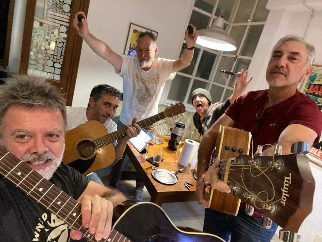 The Oligarcs: "Somos el ‘permitido’ de Los Pericos" - El cantante y guitarrista de Los Pericos habla de The Oligarcs con un cariño enorme: el de la banda de amigos. Para ellos cinco, este proyecto representa volver al potrero con sus compañeros de toda la vida. The Oligarcs