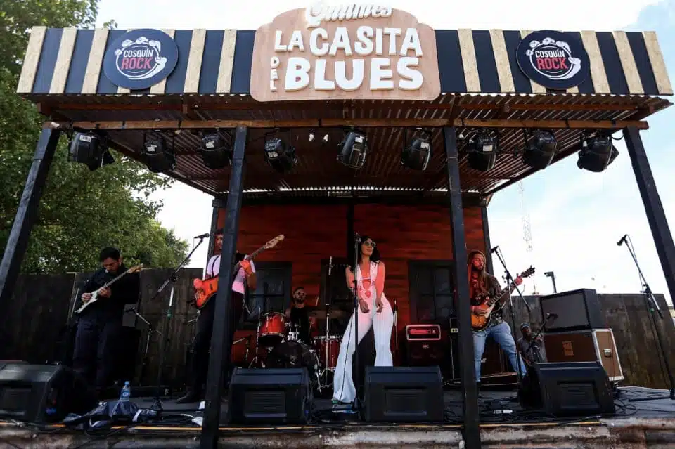 Cosquín Rock 2024: La Casita del Blues - Un escenario que ha sabido mantenerse con el correr de los escenarios es la vistosa Casita del Blues, que siempre promete calidad musical con artistas nuevos o grandes referentes. Cosquín Rock 2024: La Casita del Blues