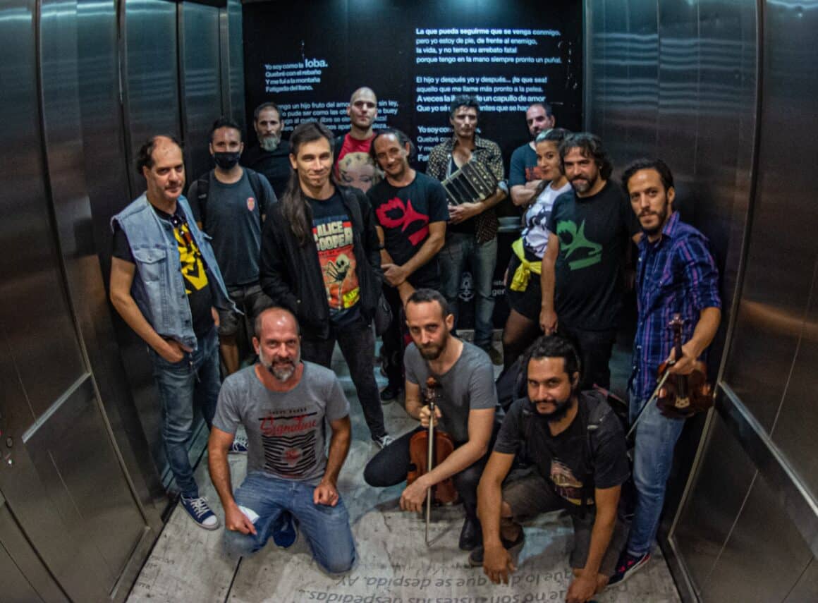 Fernández Fierro - La Fernández Fierro es una reconocida orquesta de tango contemporáneo con sede en Buenos Aires. Fundada en 2001 por el bandoneonista Pablo Gignoli y el violinista Federico Terranova, la banda se ha destacado por su enfoque innovador y experimental dentro del género del tango. Fernández Fierro, 2023