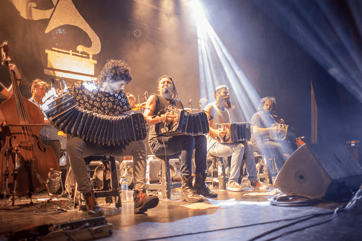 Fernández Fierro - La Fernández Fierro es una reconocida orquesta de tango contemporáneo con sede en Buenos Aires. Fundada en 2001 por el bandoneonista Pablo Gignoli y el violinista Federico Terranova, la banda se ha destacado por su enfoque innovador y experimental dentro del género del tango. Fernández Fierro