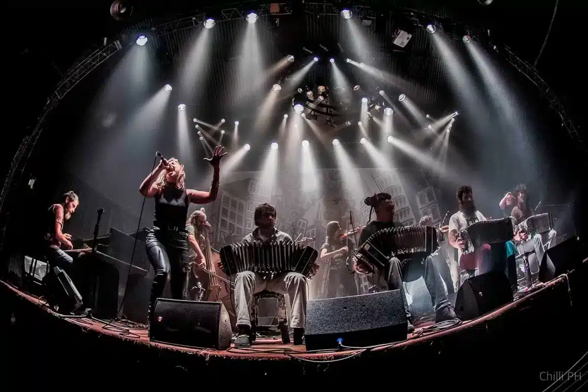 Fernández Fierro - La Fernández Fierro es una reconocida orquesta de tango contemporáneo con sede en Buenos Aires. Fundada en 2001 por el bandoneonista Pablo Gignoli y el violinista Federico Terranova, la banda se ha destacado por su enfoque innovador y experimental dentro del género del tango. Fernández Fierro