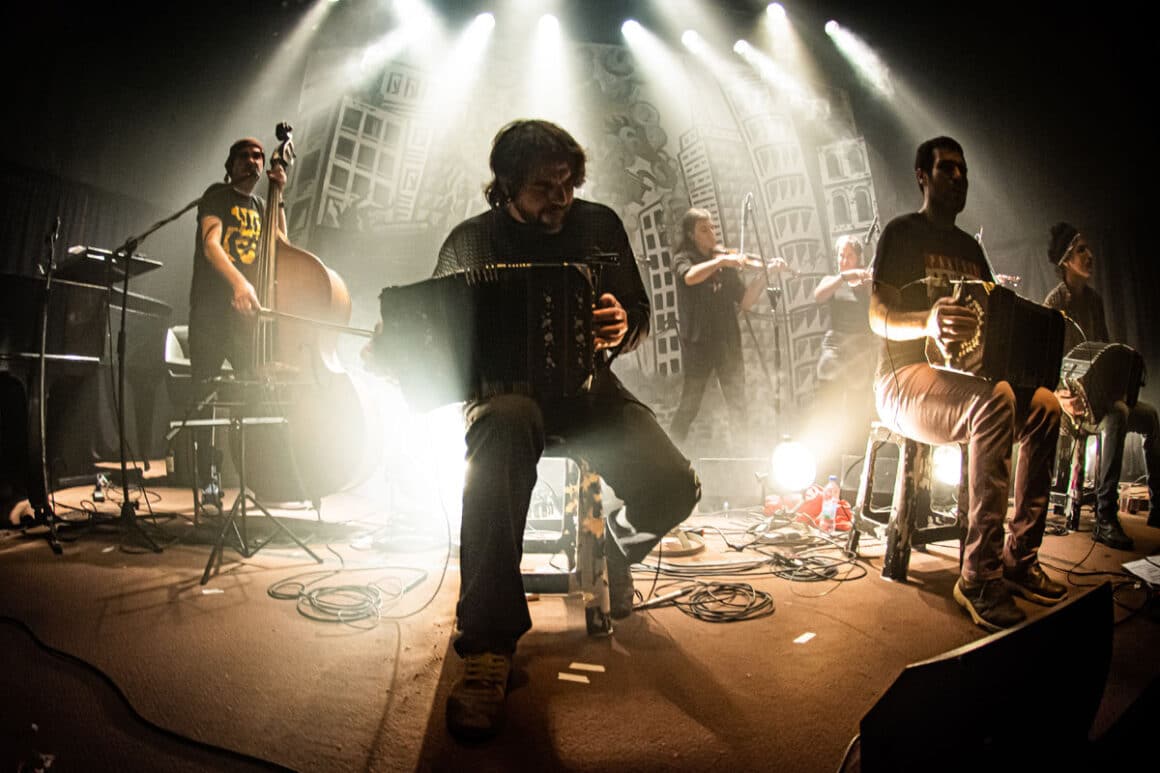Fernández Fierro - La Fernández Fierro es una reconocida orquesta de tango contemporáneo con sede en Buenos Aires. Fundada en 2001 por el bandoneonista Pablo Gignoli y el violinista Federico Terranova, la banda se ha destacado por su enfoque innovador y experimental dentro del género del tango. Fernández Fierro