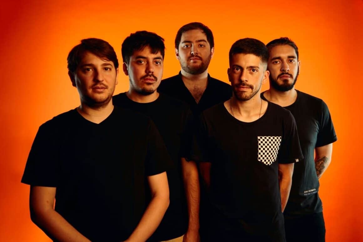 Mango para Armar: "Logramos asentar nuestro sonido en esta nueva formación" - Misteriosa, caótica y épica son las palabras que describen al último lanzamiento de Mango para Armar, inspirado en la destrucción de la ciudad perdida de la Atlántida. La solidez y frescura de su sonido provienen del arduo trabajo realizado por la nueva formación, que encuentra el momento propicio para editarla después de mucho tiempo de preparación. Mango para Armar