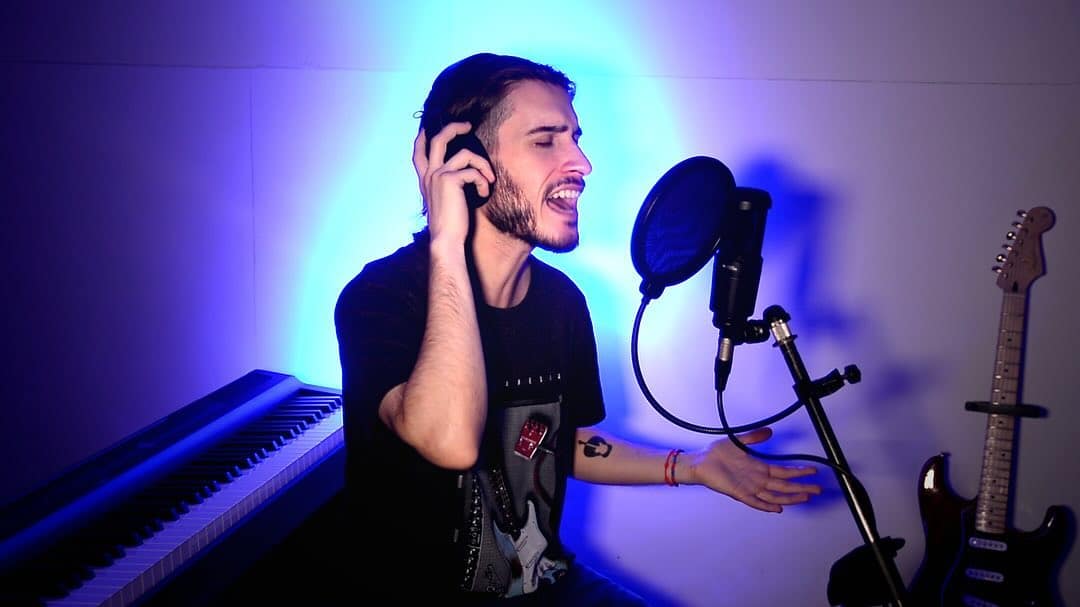 Agus Colaci: "Supe que iba por ese lado y que sería todo un desafío" - Agus Colaci es un artista emergente del Gran Buenos Aires, cuya relación con la música se manifiesta desde temprana edad escuchando bandas como La Renga y Divididos. A los 12 años su abuelo le regala la guitarra con la que aprende las primeras canciones. Tras experimentar en diferentes proyectos musicales, edita su disco debut "Sigo creyendo" (2018) y lo presenta en El Emergente Bar. Posteriormente, lanza una serie de sencillos ("Indestructible" y "Hasta el final") que cuentan con la producción de Ale Kurz y Pablo Spivak (El Bordo). En 2022 asume el rol de productor artístico para presentar "Tomar impulso", un EP de cuatro tracks que alternan entre baladas íntimas y distorsiones rockeras. Agus Colaci