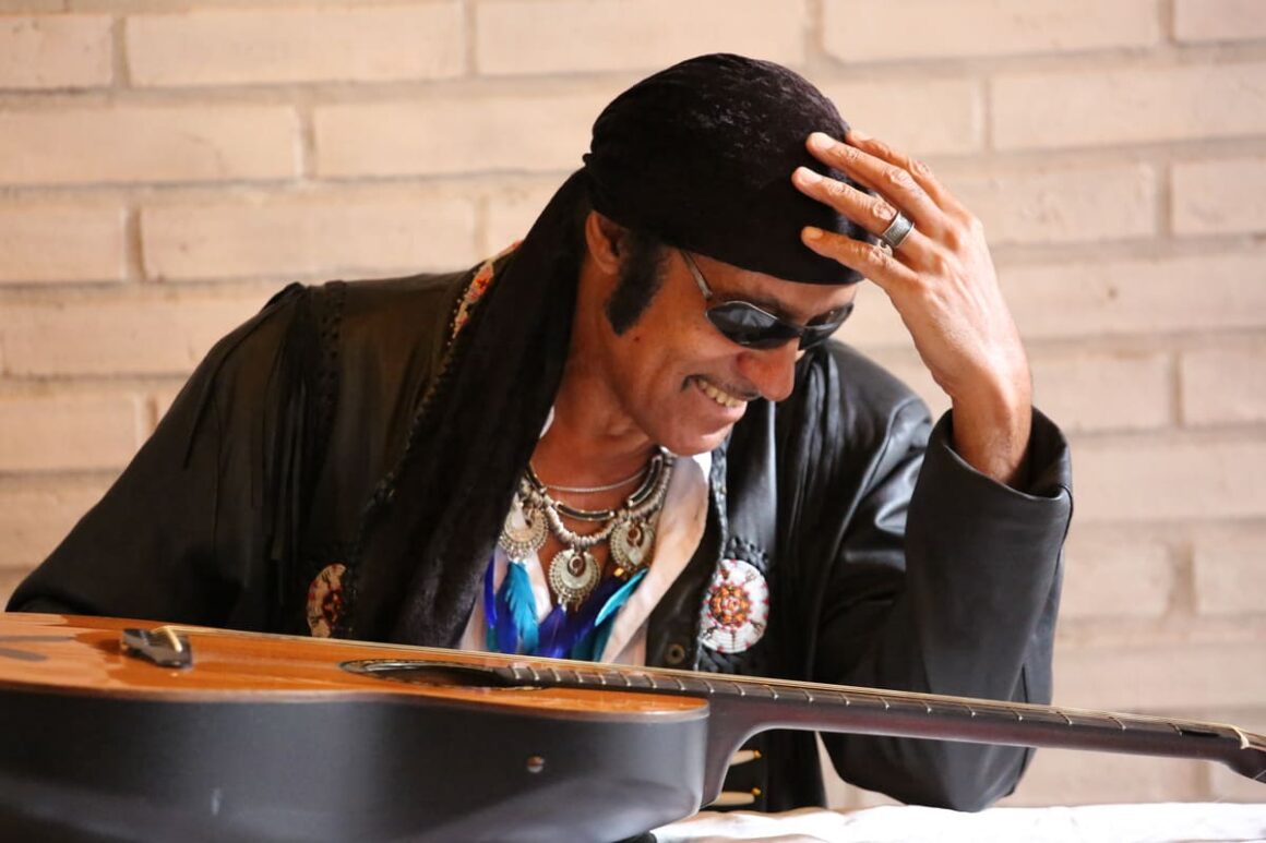 Krishna Black Eagle: "El público es muy bueno, tiene mucha pasión y me siento bien ahí" - Krishna Black Eagle creció entre Nueva York, Francia y Copenhague, pero comenzó su carrera en Dinamarca, donde tuvo su primer éxito como guitarrista y compositor de rock. Cuando era niño, fue a ver un concierto sin saber que sería testigo del origen de Led Zeppelin, ya que quienes se presentaban eran Robert Plant, Jimmy Page, John Paul Jones y John Bonham. También pudo ver tocar a Jimi Hendrix, justo antes de su muerte. Esas experiencias fueron decisivas al momento de definir el rumbo de su vida como músico profesional. Krishna Black Eagle