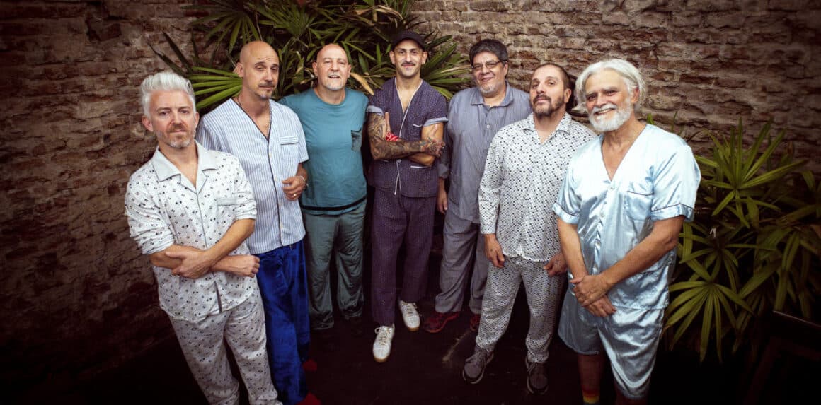Bersuit: nuevo disco, 8 años después - El lanzamiento de "Cocoliche Life" llega como un hito en la carrera de Bersuit, consolidando su capacidad para evolucionar sin perder su esencia distintiva. El álbum, que abarca una amplia gama de géneros, refleja la diversidad y la madurez artística del grupo. "Quisimos explorar diferentes estilos para mantener fresca nuestra propuesta", comentó Germán "Cóndor" Sbarbatti, bajista de la banda, en una entrevista de Marcelo Fernández Bitar. "Creemos que la música es un lenguaje en constante evolución, y este disco es nuestro testimonio de ello". La Bersuit. Foto: Mariana Nedelcu