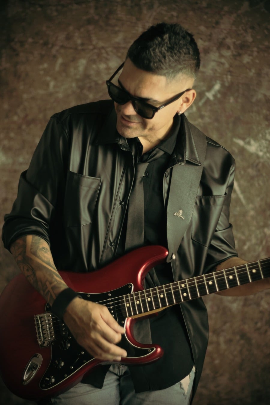Julio Fernández: "En estos momentos difíciles, la música es un mimo al alma" - Julio Fernández emerge de la provincia de Río Negro y, no por casualidad, descubre la música a temprana edad. Criado entre artistas, recibe la guitarra de su abuelo y las virtudes instrumentales se manifiestan rápidamente. Tal que así, que a los catorce años ya es convocado para tocar en las peñas folklóricas. Julio Fernández. Foto de prensa