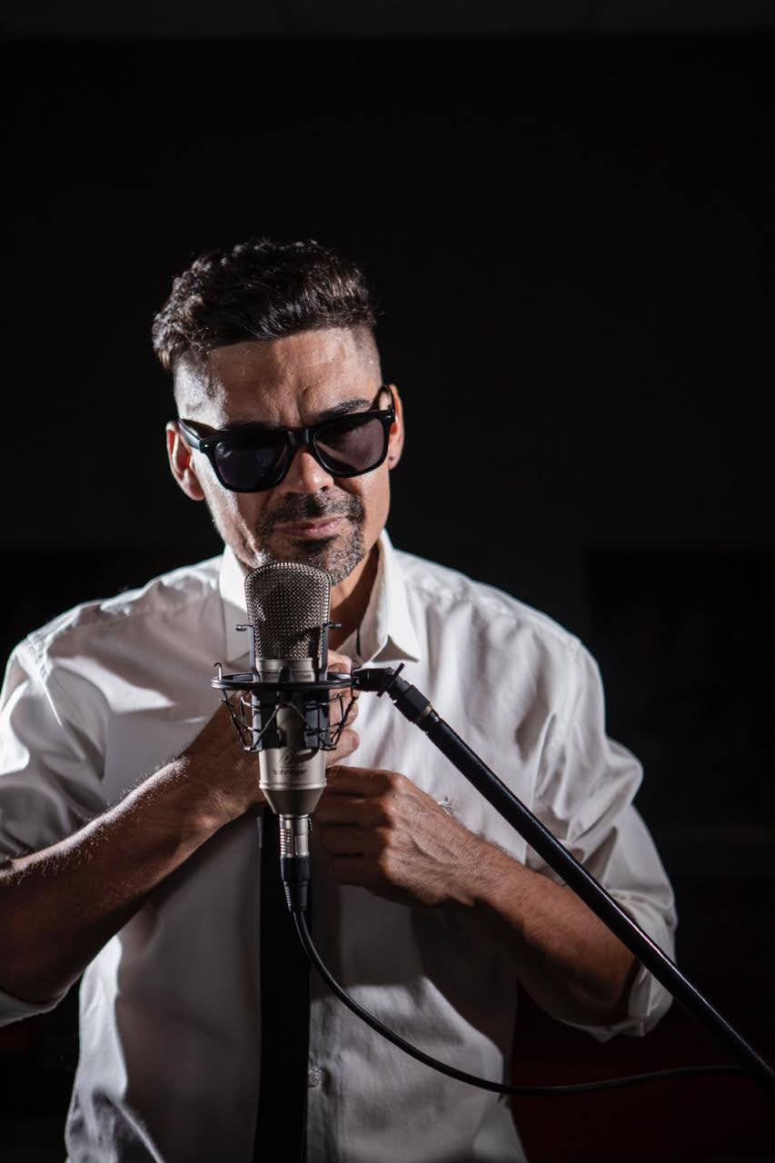 Julio Fernández: "En estos momentos difíciles, la música es un mimo al alma" - Julio Fernández emerge de la provincia de Río Negro y, no por casualidad, descubre la música a temprana edad. Criado entre artistas, recibe la guitarra de su abuelo y las virtudes instrumentales se manifiestan rápidamente. Tal que así, que a los catorce años ya es convocado para tocar en las peñas folklóricas. Julio Fernández. Foto de prensa