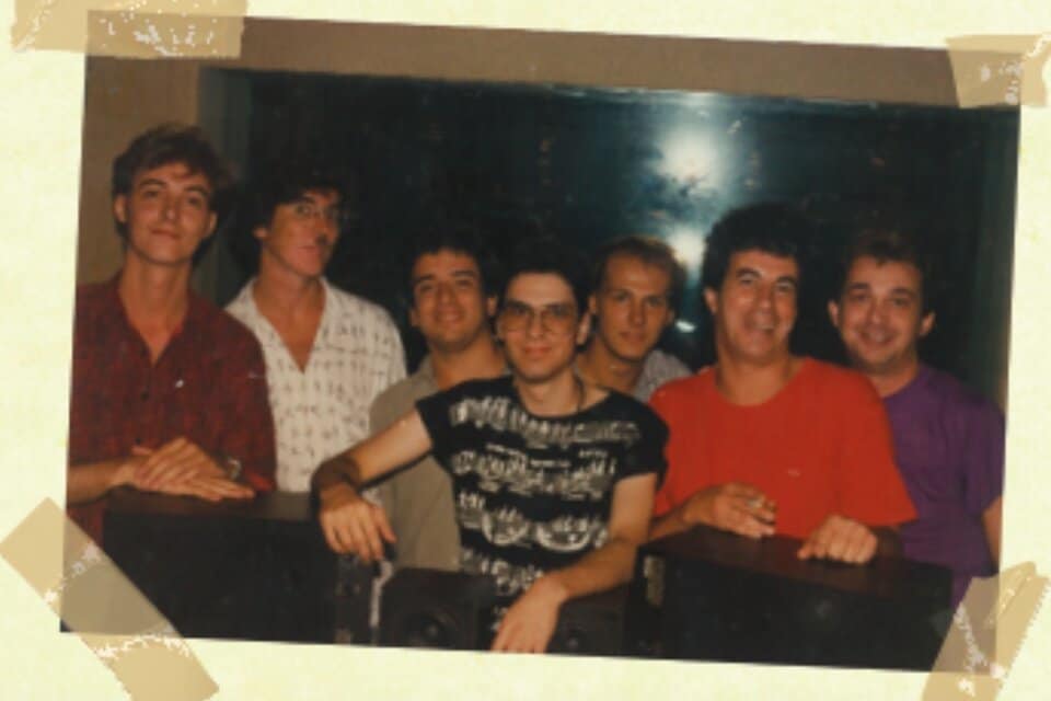 "La entrevista imposible": la reunión de Seru Giran en 1988 - La historia de una entrevista perdida durante décadas finalmente ve la luz en "La entrevista imposible", un nuevo libro que presenta la conversación inédita entre Serú Girán y dos periodistas amateurs en 1988. Seru, con los autores de la entrevista