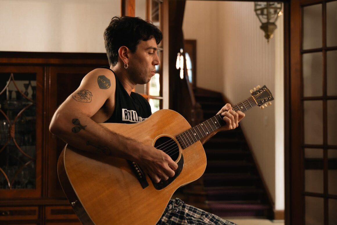 "Te lo voy a decir", Conociendo Rusia - Conociendo Rusia presenta otro adelanto de su nuevo álbum, una canción que se anuncia como la esencia del enamoramiento y relata el viaje emocional que lleva a confesar un amor transformador. Bajo la dirección de Agustín Puente, el video cuenta con la participación de Malena Sanchez, quien ya ha protagonizado otros videoclips del artista, como "Loco en el desierto" y "A la vez", dando continuidad a una historia de amor que se sostiene y se desarrolla a lo largo del tiempo. Con una estética vintage y ochentosa, las imágenes del video reflejan la cotidianidad de los personajes, interpretados por Mateo y Malena, hasta que finalmente se encuentran en un emotivo desenlace. Conociendo Rusia. Foto: Nuria Wainstein