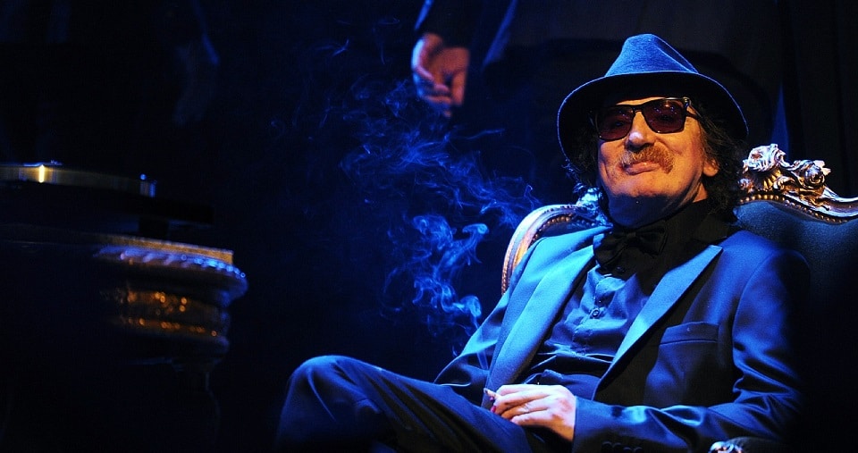 Charly García se encabronó con Bruno Mars al que acusó de plagio - La disputa -hasta ahora unilateral- de Charly García y Bruno Mars comenzó a calentarse cuando SNM declaró que el hawaiano “Me robó hasta los pasos de baile” de "Fanky", canción que formó parte del quinto disco solista del argentino: "Como conseguir chicas".
Todo sucedió cuando Charly estalló en medio de una entrevista y acusó a Mars de plagio, ya que está segurísimo que "Uptown funk" está inspirado en su "Fanky". Según la revista Billboard, Charly interrumpió un reportaje y le preguntó a Mercedes Iñigo, su novia: “¿Cómo se llama el que me robó? ¡Me debe 3 millones de dólares!”.
"Te mandaría el riff, el bajo lo compuso Fernando Lupano, de hecho me robó dos partes", aseguró el músico, y añadió: "Me robó la ropa y la casa, porque yo vivía en Greenwich; ¡y hasta los pasos de baile!".
Como en los viejos tiempos de furia, García, que aseguró tener más talento que Mars, hizo referencia también al videoclip de "Uptown funk", canción cuya autoría pertenece a Mark Ronson, el cual está filmado en Los Angeles, pero que simula transcurrir, efectivamente, en las calles del barrio Greenwich de Nueva York.
Charly García vs. Bruno Mars, round one, saquen sus propias conclusiones: 0019225208