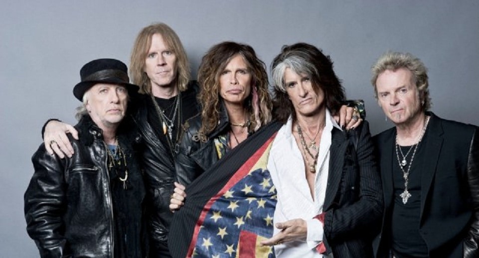 Aerosmith tocará en el estadio de Rosario Central - Rosario se dará el enorme gusto de recibir en octubre de 2017, en el estadio de Central, a los Aerosmith en el marco de su gira mundial de despedida de los escenarios.
La banda oriunda de Boston ya se había despedido del público argentino con un concierto en el Estadio Único de La Plata, pero el éxito del tour mundial Rock N' Roll Rumble – Aerosmith Style 2016 los entusiasmó con volver.
Aerosmith ya tiene experiencia en el interior del país, tres días antes de su actuación en La Plata tocó en la cancha del club Instituto en Córdoba, donde ofreció un show muy recordado por el público de La Docta.
El arribo de Aerosmith integra la gira Aero-Vederci Baby Tour, que tiene previstas fechas, comenzando por Tel Aviv, en Israel, por las principales ciudades de Europa, incluidas Madrid y Barcelona, en España, durante el verano boreal. El cronograma de conciertos para Sudamérica aún no fue anunciado oficialmente, pero el show de octubre en Central está acordado. 0019965775