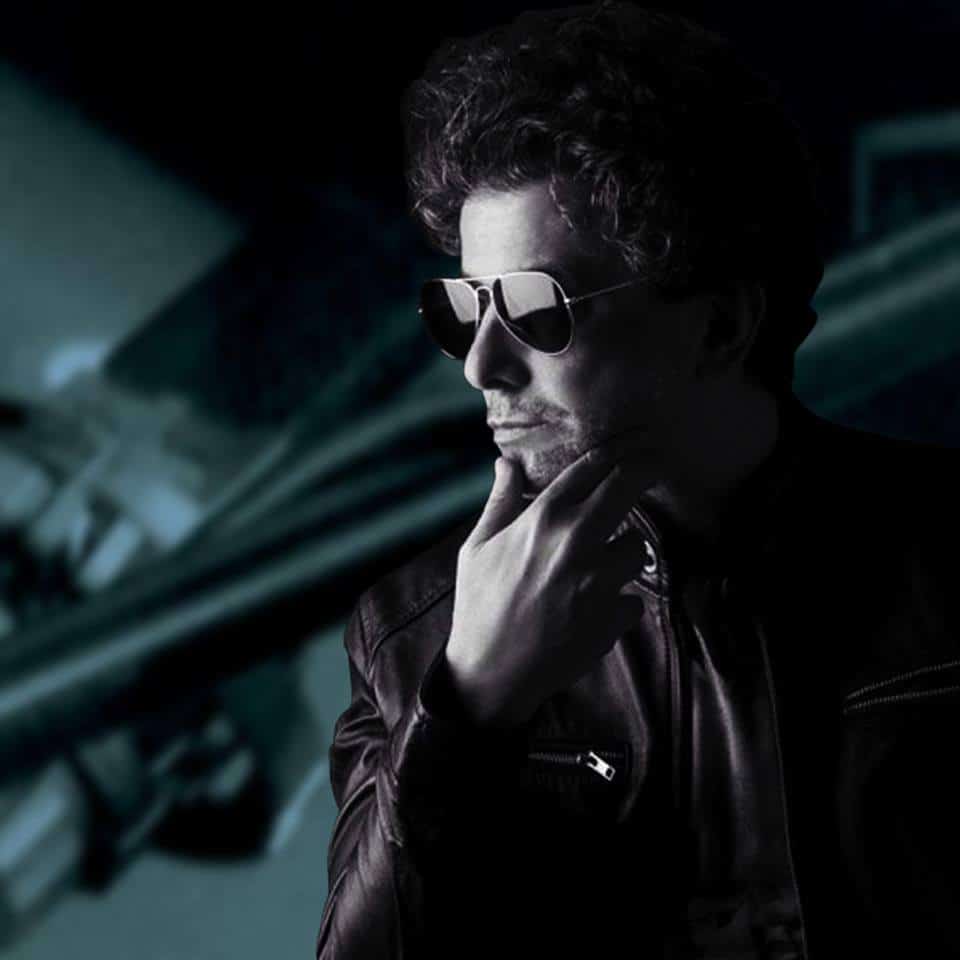 Andrés Calamaro publicó fechas de conciertos y anunció su canal - Andrelo sigue haciendo de las suyas en las redes sociales, quizás su canal favorito de comunicación, y en estos días sorprendió en su muro de Facebook con nuevos shows que se suman a su gira "Licencia para cantar": 28 de octubre en Córdoba, 30 de octubre en Rosario, 4 de noviembre en Tucumán y 6 de noviembre en Salta.
Por otra parte en su canal Calamaro.TV, se pueden ver nuevos videos del tercer volumen de "Grabaciones Encontradas Volumen 3", denominada Romaphonic Sessions. Según la comunicación oficial, la descripción del material: “Presumiblemente grabado en dos tardes de modo informal, en unas oficinas dentro del complejo de grabaciones Romaphonic en el barrio de Villa Devoto, en Buenos Aires. Estas grabaciones informales formaban parte de un envío a Madrid y sirvieron como guía para preparar unos ensayos en 2015 previos a un único concierto en San Sebastián ofrecido en julio del mismo año”.
Los temas elegidos fueron “Absurdo” (de los hermanos Homero y Virgilio Exposito) y “Milonga del Trovador” (de Astor Piazzola con versos de Horacio Ferrer).
12729253_1195268203834760_4056024802304104509_n