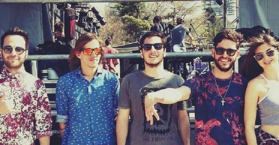El indie rosarino tiene a sus representantes: Ambar - Ambar está formada por Nicolás Getzrow en voz, guitarra y secuencias, Luisina Martínez en teclado y voz, Ruven San Martín en bajo, y Alan Mansur en batería (desde 2016).
Entre sus influencias se destacan John Mayer, Sting, Foster The People, The 1975, Passion Pits, Phoenix, The Beatles, Fito Paez, Gustavo Cerati, Charly Garcia, Loli Molina, Jorge Drexler, Lisandro Aristimuño.
El grupo fue seleccionado entre las diez bandas ganadoras de la quinta edición del Concurso de Bandas Pre Primavera organizado por el Programa Ceroveinticinco de la Secretaría de Cultura y Educación de la Municipalidad de Rosario.
En Agosto del 2016 publican el primer EP "Abrir" (fue grabado en Lira Producciones) en diversas plataformas virtuales. Un año después entraron en la etapa de preproducción de su segundo EP, sin dejar de lado su participación en los escenarios locales de música en vivo.
Escuchá "Abrir" de Ambar acá:
Abrir (EP) by Ambar 17626553 1393131744080440 1225777603906322314 n