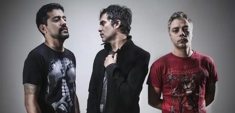 Attaque 77 adelanta su próximo disco - Las cuatro canciones que componen el primer volumen de este disco de Attaque 77, sucesor de su último álbum de estudio, "Estallar" (2009) contiene: “Como salvajes”, "A cielo abierto", "Última generación" y "Canto eterno".
La última canción de este EP adelanto de Attaque contó con la participación especial de los folcloristas Vitillo Abalos y Peteco Carabajal.
La banda de Mariano Martínez, Leonardo De Cecco y Luciano Scaglione anunció que cerrará el año con un show previsto para el 10 de Diciembre en Museum, Buenos Aires.
https://play.spotify.com/album/3MjVzgNu0mzHAR2ApXRDXC 2016111814521679729