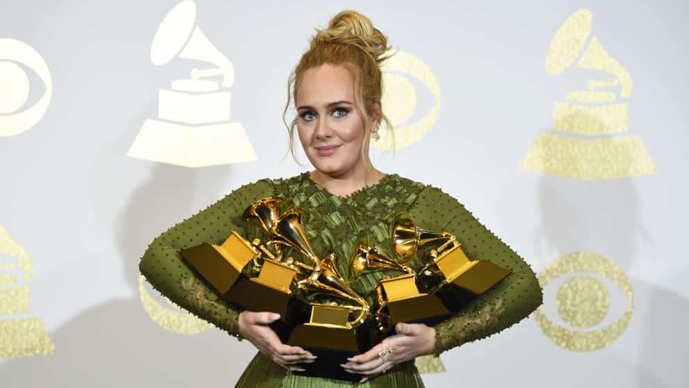 Adele fue la gran ganadora de los Grammy - La artista de Tottenham, de 28 años, se llevó los trofeos a mejor álbum del año y mejor álbum vocal pop tradicional, ambos por "25", así como los de mejor grabación del año, mejor canción del año y mejor actuación pop en solitario, los tres por el célebre "Hello".
De esta forma, desplazó a Beyoncé, quien aparecía como la gran favorita con nueve nominaciones y terminó la noche con dos estatuillas: una por mejor álbum urbano contemporáneo por Lemonade y otra por mejor video musical por Formation).
Por su parte, Bowie, fallecido en enero de 2016, se llevó los cinco premios póstumos a los que había sido nominado: mejor canción rock ("Blackstar"), mejor actuación rock, mejor álbum de música alternativa, mejor diseño de empaque y mejor ingeniería musical en un álbum de música no clásica, todos ellos por su último disco de estudio, "Blackstar", el número 25 de su carrera.
El de Brixton no se hacía con un Grammy desde que en 1984 lograra el premio al mejor video en formato corto, por "Jazzin' for Blue Jean", recordó la agencia española Efe.
Otro nombre destacado de la entrega de premios en el Staples Center de Los Ángeles fue el de Chance the Rapper, que se alzó con los Grammy al mejor artista novel, mejor álbum rap ("Coloring Book") y mejor actuación rap ("No Problem", junto a Lil Wayne y 2 Chainz).
Diego Torres y Dante Spinetta y Emmanuel Horvilleur con Illya Kuryaki & The Valderramas representaron a la música argentina, aunque no pudieron obtener un gramófono en sus respectivas categorías ("Mejor álbum de pop latino", por "Buena vida", y "Mejor disco de rock latino", por "La humanidad o nosotros"). 20170213061348 kFLF U414286522572IS 992x558@LaVanguardia Web